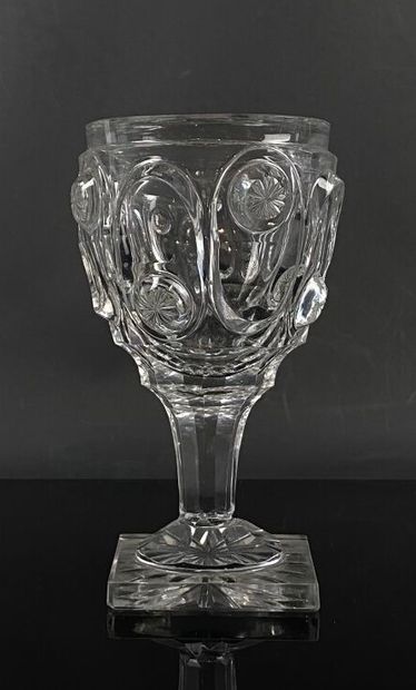 null CRYSTAL FACTORY OF LE CREUSOT.

Meeting of three glasses on different pedestals...