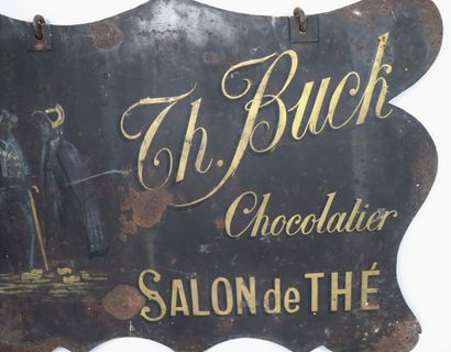 null 
Enseigne en fer peint Théodore Buck, chocolatier, salon de thé.




Décor polychrome...
