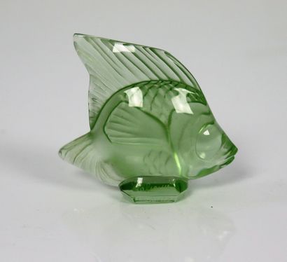 null LALIQUE France.

Cachet poisson en verre moulé vert, signé.

H_4,5 cm L_5 c...