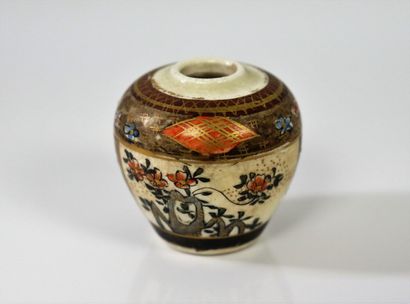 null DESVRES.

Porcelain miniature set including five vases, a jardinière, a tray,...