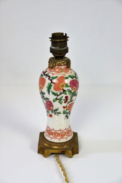 null Vase en porcelaine à décor polychrome, monté en lampe.

H_20,5 cm