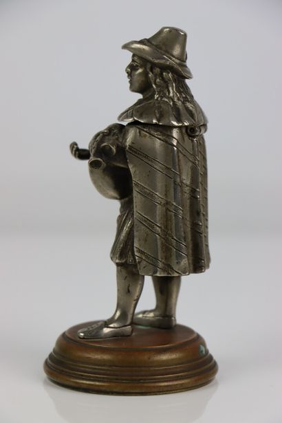 null Encrier ou pyrogène en bronze partiellement argenté, figurant un joueur de cornemuse.

XIXème...