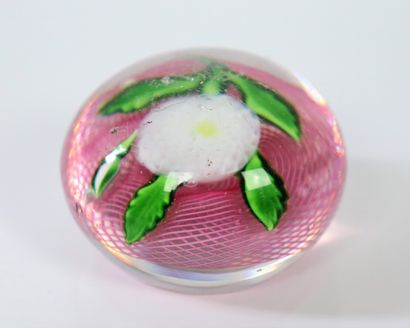 null SAINT LOUIS.

A crystal paperweight decorated with a white camomile on a pink...