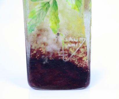 null DAUM Nancy.

Vase de forme quadrangulaire en verre doublé gravé à l'acide et...