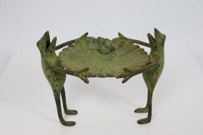 null Amusant vide-poches en bronze à patine verte à décor de grenouilles tenant un...