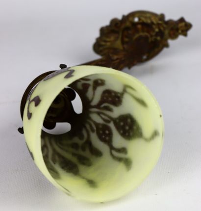 null CHARDER - FRENCH GLASS.

Tulip in multi-layered acid-etched glass with seaweed...