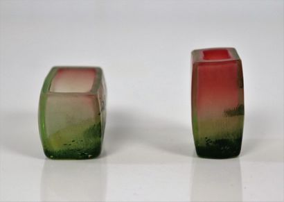 null Deux vases miniatures en verre émaillé, à décor de paysage.

Vers 1900.

H_2,6...