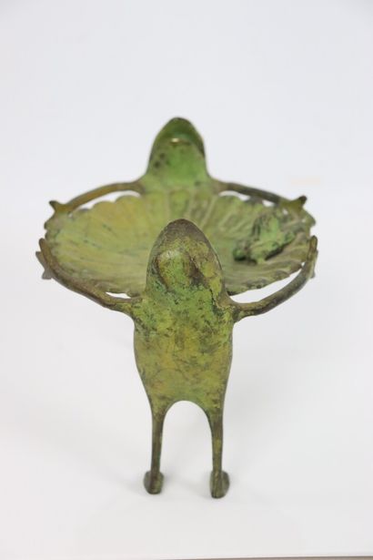 null Amusant vide-poches en bronze à patine verte à décor de grenouilles tenant un...