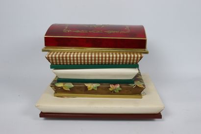 null Collection d'anciennes boites de chocolat.

Entre 1920 et 1950.

H_19 cm

Provenance...