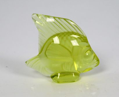 null LALIQUE France.

Cachet poisson en verre moulé jaune, signé.

H_4,5 cm L_5 ...