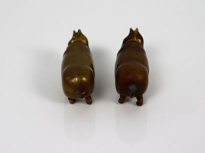 null Two brass match holders forming a pyrogen in the shape of a pig.

About 1900.

L_4,8...