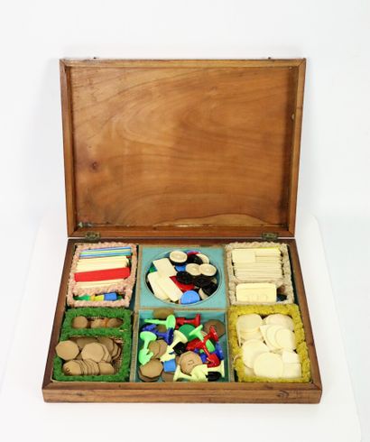 null Light wood game box, the lid decorated with a rosewood veneer escutcheon. 

19th...