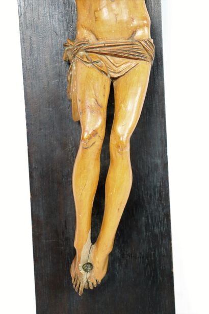 null Mathieu GUILLEMARD.

Christ en bois sculpté, monté sur un chassis en bois.

Signé...