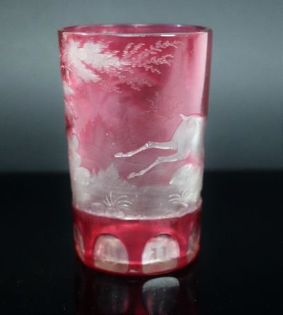 null BOHEME.

Verre en cristal teinté rose, à décor de cervidé dégagé à l'acide,...