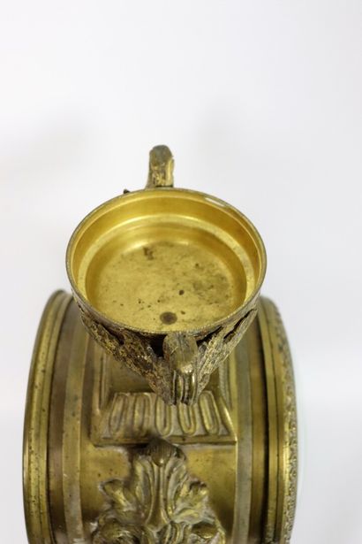 null Importante pendule en bronze doré, anses mobiles maintenues par des mufles de...