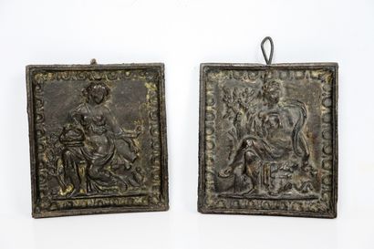 null Paire de plaques en fonte patinée , à décor de femmes à l'antique.

H_10,5 cm...