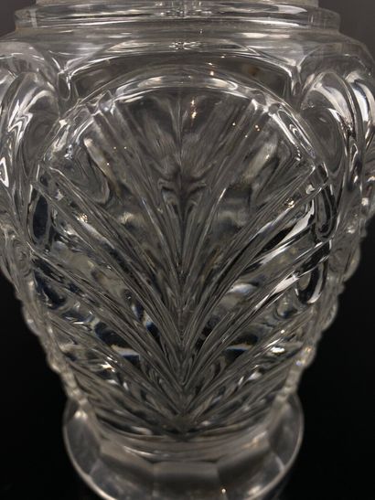 null BACCARAT.

A moulded crystal decanter with palms decoration.

XIXth century.

Marked.

H_28...