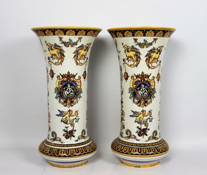 null GIEN.

Paire de grands vases cornet en faience à décor Renaissance sur fond...