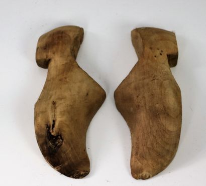 null Set of three wooden forms for chocolates featuring a hoof.

L_35 cm L_27 cm...