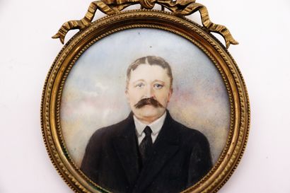 null Ecole française vers 1900.

Portrait d'homme à la moustache.

Miniature sur...