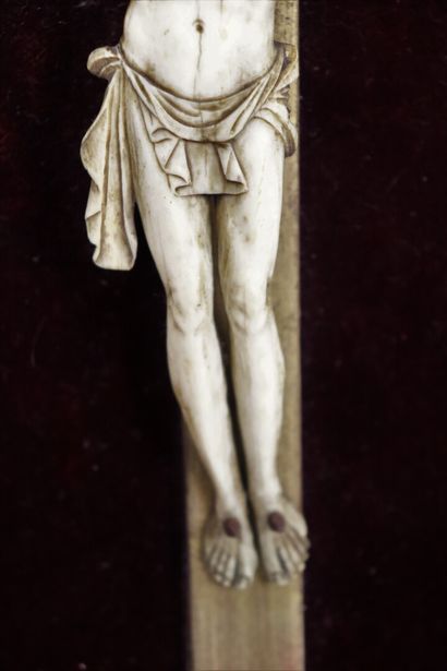 null Christ en os dans un encadrement en bois et stuc doré.

XVIIIème siècle.

H_18,7...