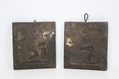 null Paire de plaques en fonte patinée , à décor de femmes à l'antique.

H_10,5 cm...