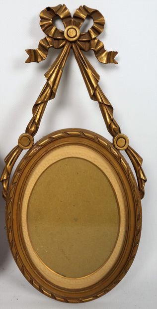 null Paire de cadres de style Louis XVI, en bois et stuc doré, à vue ovale.

H_39...