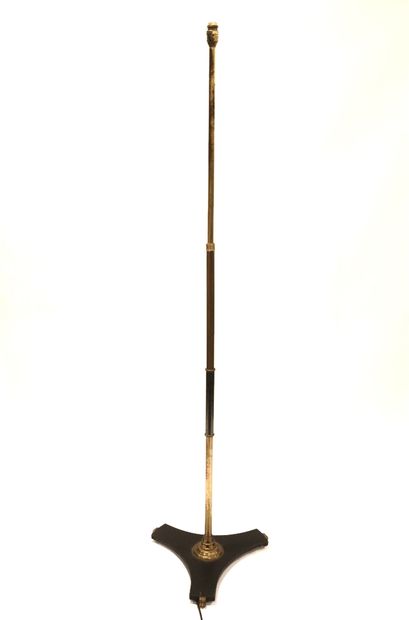 null MONIX Paris.

Floor lamp in cast iron and brass, adjustable in height.

H_116...