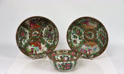 null CHINE, Canton.

Trois bols en porcelaine polychrome à décor de fleurs et de...