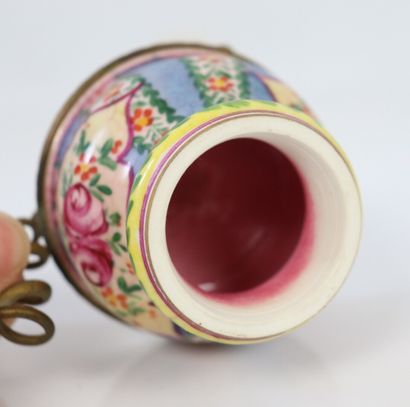null Deux encriers en porcelaine polychrome, l'un circulaire de style Louis XVI,...
