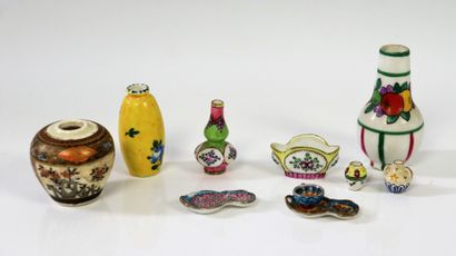 null DESVRES.

Ensemble miniature en porcelaine comprenant cinq vases, une jardinière,...