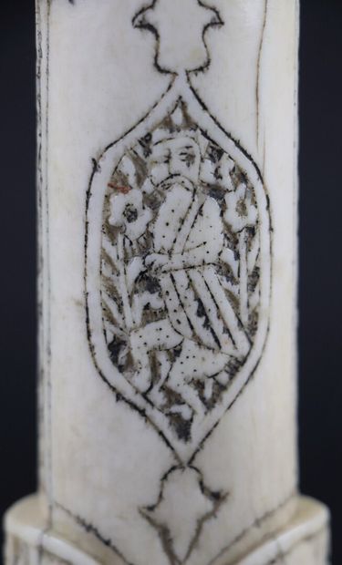 null Carved bone dagger handle decorated with men in gardens.

PERSIA, Qadjar period.

H_16,6...