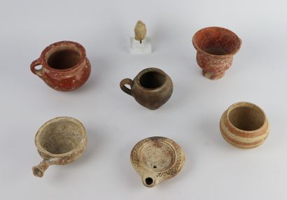 null Collection of seven terracotta objects, antique, including a socled male head.

H_4...