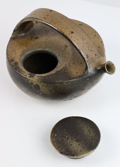 null Robert DEBLANDER (1924-2010).

Modernist stoneware teapot, signed on the reverse...