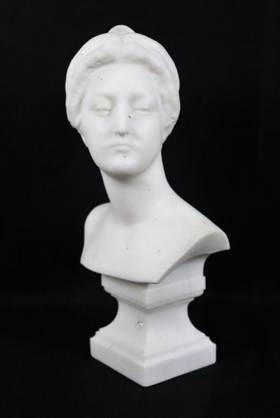 null French school of the end of the 19th century.

Bust of a woman in profile.

Sculpture...