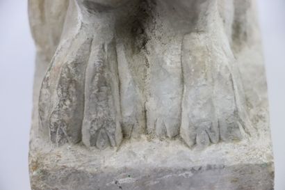 null Elément en pierre sculptée figurant un lion assis.

H_39 cm L_12 cm P_18 cm