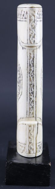 null Carved bone dagger handle decorated with men in gardens.

PERSIA, Qadjar period.

H_16,6...