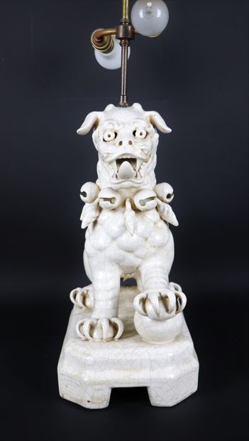 null Importante statuette en céramique craquelée figurant un chien de Phô.

Montée...