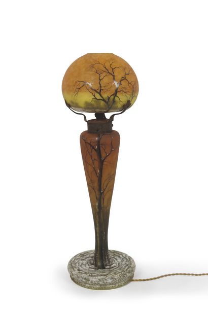 null 
DAUM Nancy.




Trees under the snow.




Double glass lamp with rotating decoration...
