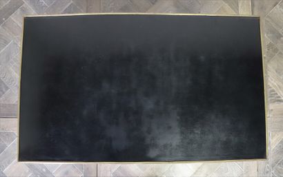 null MAISON JANSEN.

Table basse de style néoclassique en bois laqué noir et or.

H_41.5...