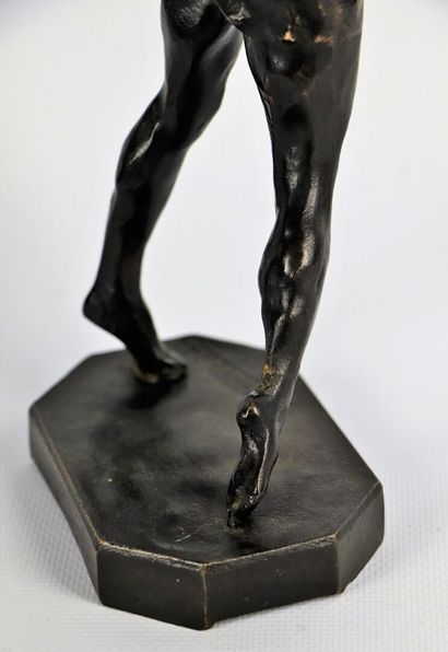null Fernand LARAPIDIE (1885 - ?).

Danseuse.

Bronze à patine brune, signé sur la...
