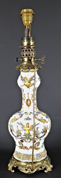 null GIEN.

Paire de vases en faïence à décor Renaissance sur fond blanc.

La monture...