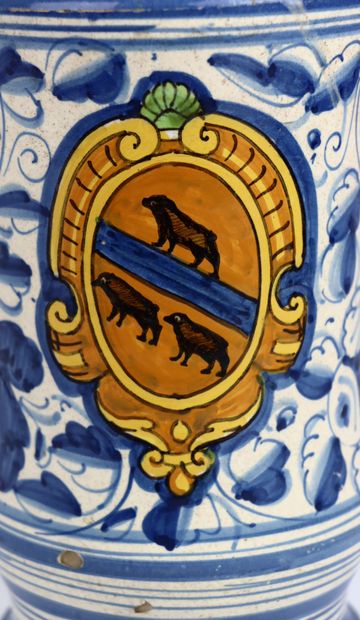 null MONTELUPO.

Albarello décor d'armoiries polychrome, sur fond feuillagé bleu.

XVIIème...