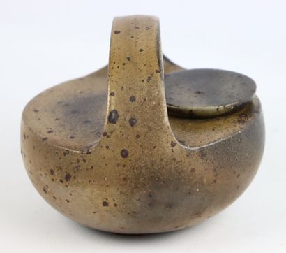 null Robert DEBLANDER (1924-2010).

Modernist stoneware teapot, signed on the reverse...