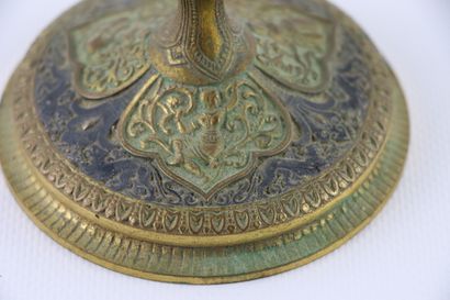 null Adrien FEART (1813-1879).

Paire de coupes de forme tazza en bronze à patine...