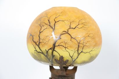 null 
DAUM Nancy.




Trees under the snow.




Double glass lamp with rotating decoration...
