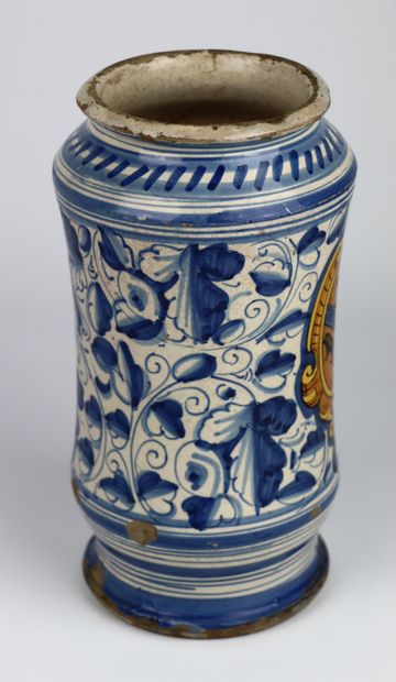 null MONTELUPO.

Albarello décor d'armoiries polychrome, sur fond feuillagé bleu.

XVIIème...