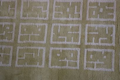 null MAISON LELEU.

Tapis en laine à décor de motifs aztèques répétés blanc sur fond...