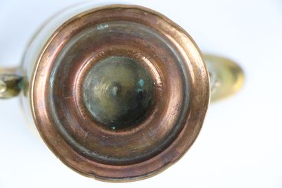 null Brass hanap.

Probably Spanish work, around 1600.

H_19.5 cm W_20 cm D_10.5...