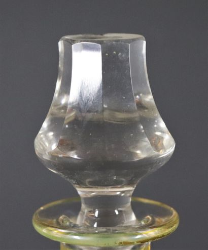 null Carafe en cristal faceté.

Début du XIXème siècle.

H_32,3 cm
